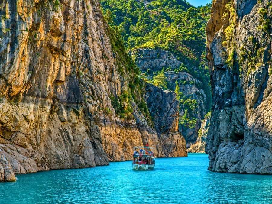 Boot auf dem smaragdgrünen Wasser des Green Canyon am Oymapınar-Stausee